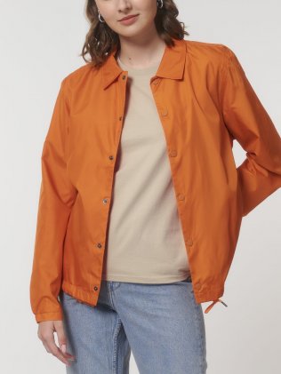 Veste recyclée Coacher en coloris Flame orange sans logo portée par une femme