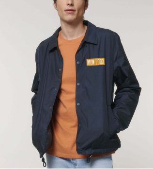 Veste recyclée Coacher en coloris French Navy avec logo porté par un homme