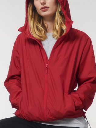 Femme qui porte un coupe-vent recyclé commuter en coloris Red