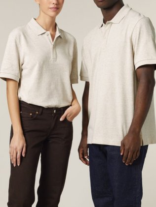 Homme et femme portant le Prepster 2.0 unisexe en coloris Eco-Heather