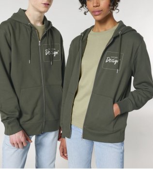 un homme et une femme portant le sweatshirt à capuche zippé Cultivator 2.0 à personnaliser en coloris khaki