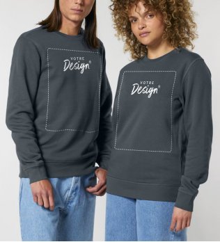 un homme et une femme portant le sweat Roller personnalisé avec votre logo en coloris Indian Ink