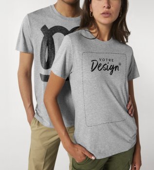 Deux mannequins, une femme au premier plan et un homme au second plan portent le t-shirt unisexe Stanley / Stella Rocker référence STTU758 de couleur Heather Grey