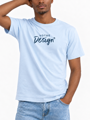 T shirt Imperial 11500 de face en coloris ciel porté par un mannequin homme avec votre design et zone de personnalisation T shirt Imperial 11500 de face en coloris ciel porté par un mannequin homme avec votre design et zone de personnalisation