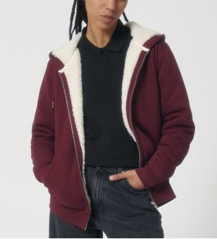 Veste sherpa en coton bio Hygger Sherpa en coloris Burgundy portée par une femme