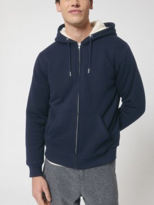 Un homme qui porte une veste sherpa unisexe en coton bio Hygger Sherpa en coloris French navy