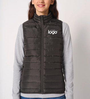 Mannequin femme portant le bodywarmer matelassé IB6173 Mannequin femme portant le bodywarmer matelassé IB6173