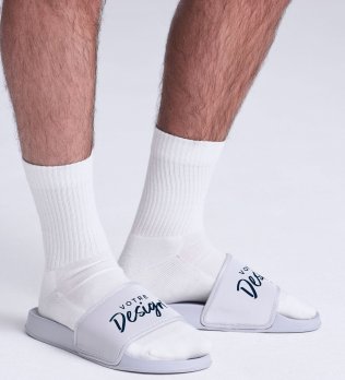 Mannequin homme portant les Claquettes personnalisable Mannequin homme portant les Claquettes personnalisable