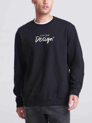Mannequin homme de face portant un sweat col rond personnalisable JH030 en coloris jet black avec votre design et zone de personnalisation Mannequin homme de face portant un sweat col rond personnalisable JH030 en coloris jet black avec votre design et zone de personnalisation