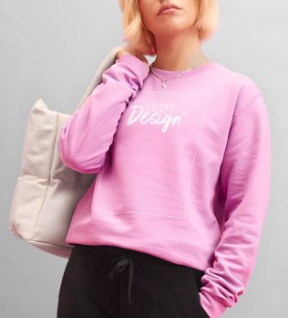 Femme portant le sweat JH030 Femme portant le sweat JH030 en coloris Baby Pink avec votre design dans la zone de personnalisation