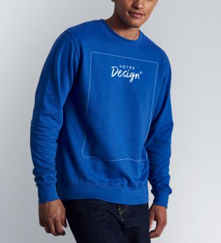 Sweat col rond personnalisable JH030 en coloris Royal Blue avec votre design et zone de personnalisation Homme portant un sweat col rond personnalisable JH030 en coloris Royal Blue avec votre design et zone de personnalisation