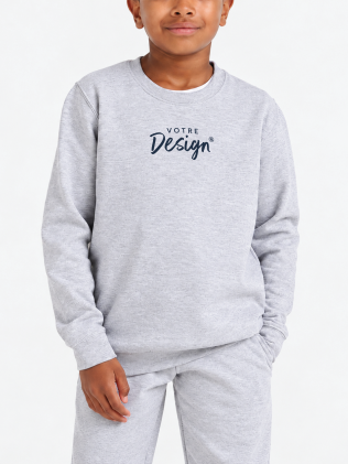 Mannequin garçon de face portant le sweat AWDis JH030J en coloris heather grey 