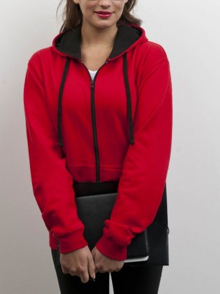 Le mannequin femme porte le sweat-shirt JH053 à zip et capuche contrastés à personnaliser en coloris Fire red Jet Black sans logo