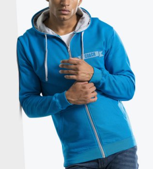 Le sweat-shirt JH053 à personnaliser en coloris Sapphire Blue Heather Grey Le mannequin homme porte le sweat à zip et capuche contrastés JH053 personnalisable en coloris Sapphire Blue Heather Grey avec logo