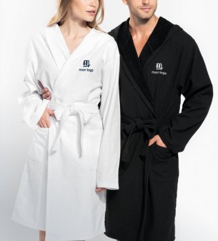 un homme et une femme portent le peignoir à personnaliser en blanc et noir avec logo personnalisé un homme et une femme portent le peignoir à personnaliser en blanc et noir avec logo personnalisé