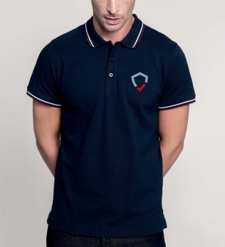 Le mannequin homme porte le polo à liserés contrastés K250 personnalisable en coloris Navy/Wine/White.