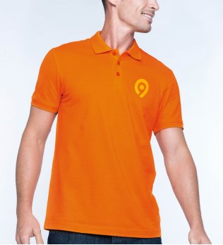 Le mannequin homme porte le polo à personnaliser K254 à manches courtes en coloris Orange.