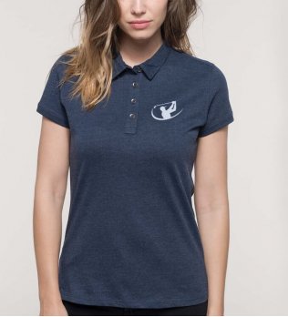Femme portant un polo K263 avec exemple de logo