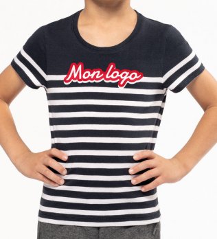 Exemple de logo imprimé sur le tee-shirt enfant style marinière K3035 en coloris navy / white Exemple de logo imprimé sur le tee-shirt enfant style marinière K3035 en coloris navy / white