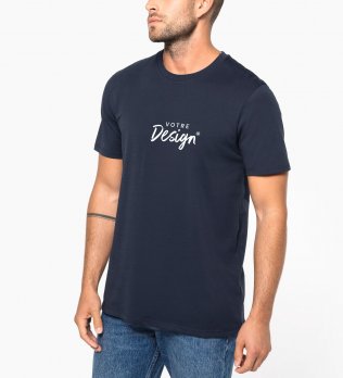 mannequin homme de face portant le T-shirt col rond manches courtes unisexe personnalisé mannequin homme de face portant le T-shirt col rond manches courtes unisexe personnalisé