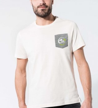 Homme portant un t-shirt K375 avec un exemple de logo