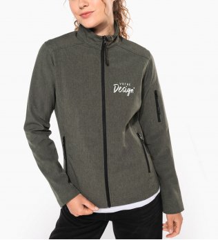 Le mannequin femme porte la veste softshell K400 à personnaliser en coloris Red