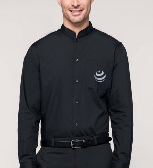 Chemise homme col mao à personnaliser K515 avec logo porté par un homme