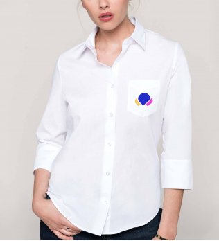 Chemise manches 3/4 femme à personnaliser K558 avec logo portée par une femme
