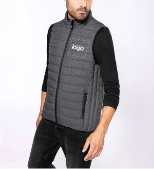 Doudoune sans manches K6113 en coloris Marl Silver Doudoune sans manches K6113 en coloris Marl Silver avec votre logo porté par un homme