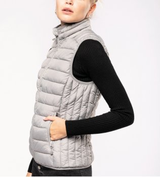 Femme portant une doudoune K6114 sans logo