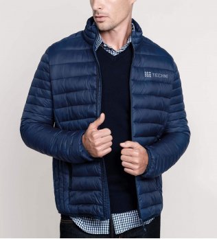 Un homme qui porte la veste K6120 avec un logo Un homme qui porte la veste K6120 avec un logo