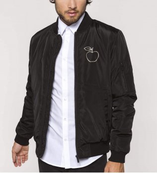 Exemple de logo floqué sur la veste personnalisable K6122 en coloris Black portée par un homme