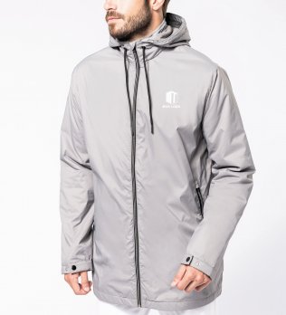 Exemple de logo floqué sur la parka unisexe personnalisable K6153 en coloris Silver portée par un homme