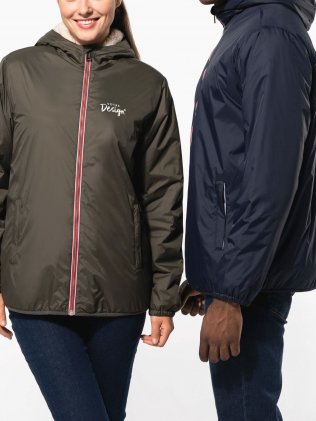 mannequin homme et mannequin femme de face portant la Veste doublée sherpa unisexe personnalisable