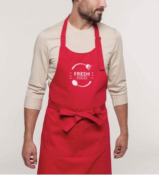 Tablier de cuisine K885 rouge Tablier de cuisine K885 rouge avec logo porté par un homme