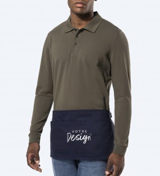 Mannequin homme de face portant le tablier court K886 couleur navy