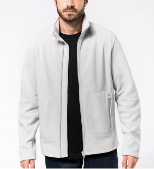Veste polaire unisexe personnalisable K9121 en coloris Snow Grey sans logo porté par un homme