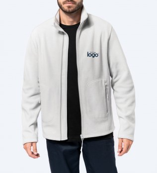 Veste polaire recyclée K9121 gris clair portée, personnalisée avec votre logo brodé sur le cœur Veste polaire recyclée K9121 gris clair portée, personnalisée avec votre logo brodé sur le cœur