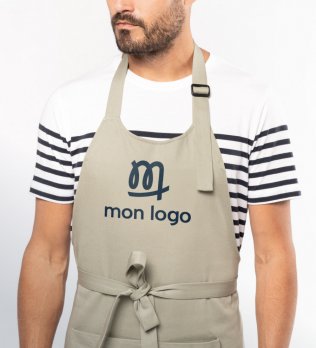 Exemple de logo imprimé sur le tablier K8007 en coton bio, coloris Almond green