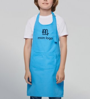 un enfant porte un tablier personnalisé avec votre logo