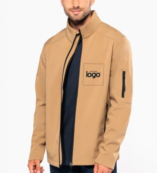 Homme portant la veste softshell 3 couches personnalisable K401 en coloris Camel