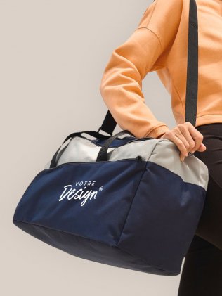 mannequin femme portant Sac de sport personnalisé