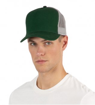 Le mannequin homme porte la casquette KP137 Trucker à personnaliser en coloris Forest Green / Light Grey