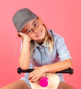 petite avec casquette à personnaliser face petite avec casquette à personnaliser face