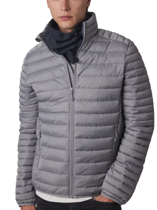Un homme de face portant le tour de cou polaire KP875 en coloris dark grey Un homme de face portant le tour de cou polaire KP875 en coloris dark grey