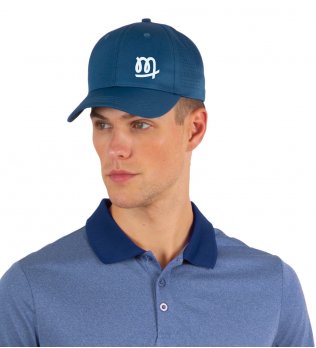 Casquette premium recyclée avec logo portée par un homme