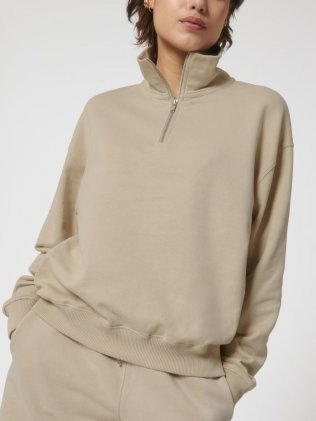 Pull col zippé Miller Dry en coloris Desert Dust porté par une femme