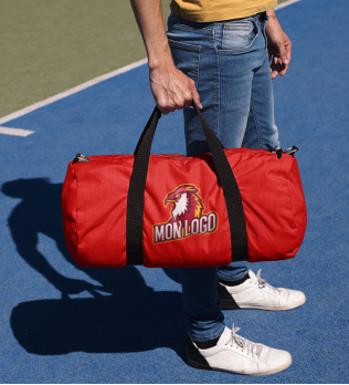 Exemple de logo floqué sur le sac de sport KI0633 en coloris Red Exemple de logo floqué sur le sac de sport KI0633 en coloris Red