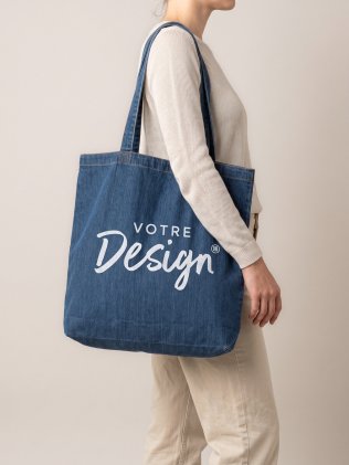 Tote bag personnalisable en denim MT195 Denim Blue porté à l'épaule, personnalisé avec votre design