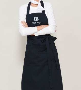 Une femme portant un tablier noir gamma avec le logo mistertee.fr